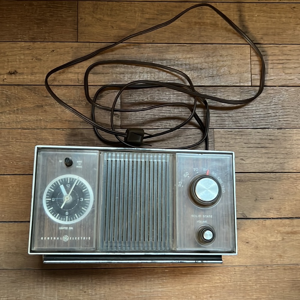 Vintage GE General Electric Alarm Clock Radio 
Model C1405B, Dark brown